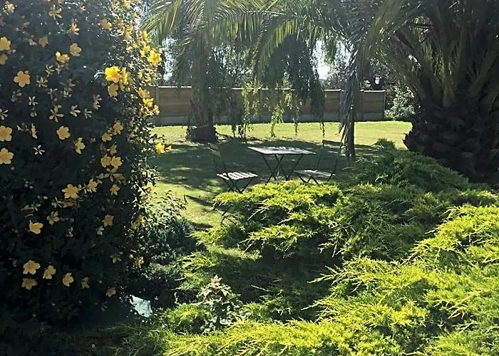 Côté jardin des Charmilles